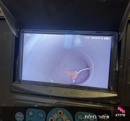 מסך מצלמה מראה צינור עם נזילה